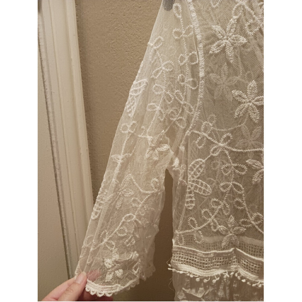 Floral Pattern Lace Swimsuit Coverup In White - Picture 11 of 12